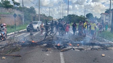 Moradores fecham via do Acesso Oeste em João Pessoa para pedir