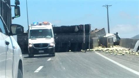 Conductor lesionado al volcar camión de frutas en la ruta D43 El