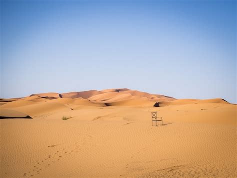 Desierto Del Sahara Bajo La Luz Del Sol Y Un Cielo Azul En Marruecos En