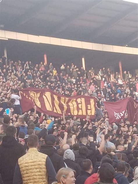 Roma Striscione Fedayn Rubato Ai Tifosi Giallorossi Bruciato