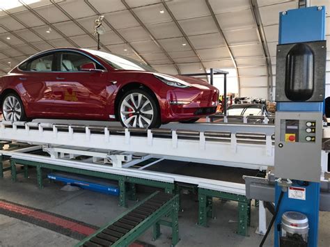 Tesla har nu en produktionslina i ett tält för att producera 5000