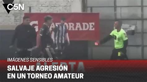 Brutal PATADA en la cabeza de un JUGADOR DE FÚTBOL a un ÁRBITRO en un