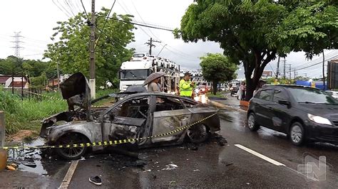 V Deo Carro Pega Fogo Ap S Bater Violentamente Em Mureta De Avenida De