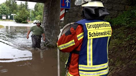 Gewitter in der Region Straßen werden überflutet Feuerwehr im