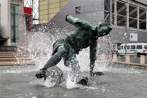 The Splash The Splash Statue Of Sir Tom Finney Outside Flickr