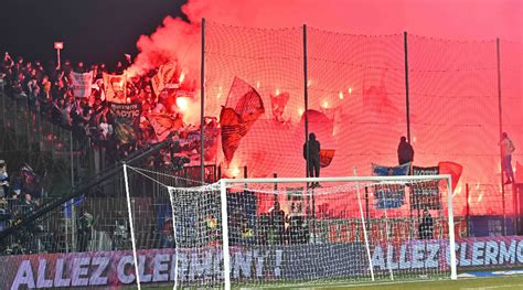 Supporters marseillais utilisant des fumigènes Clermont OM Football fr