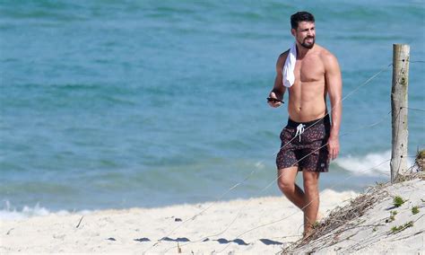 Cauã Reymond exibe tanquinho na praia da Barra da Tijuca confira