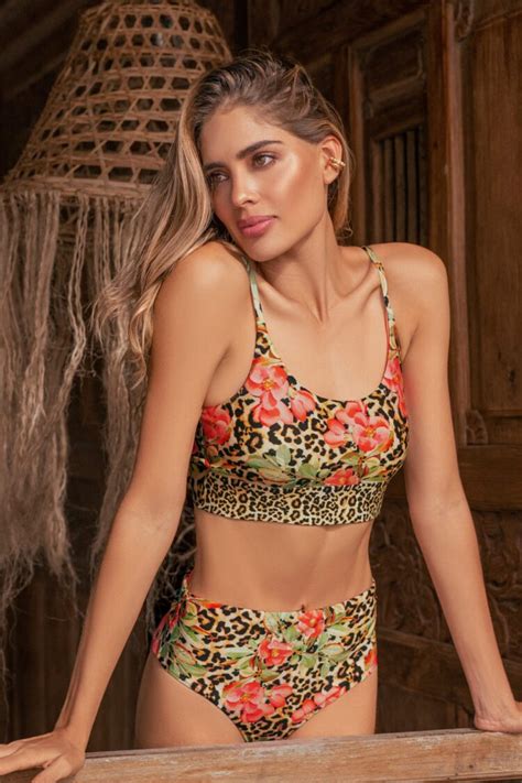8 Hot Sexy Dali Martinelli Bikini Pics