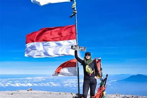 Jadi Kebanggaan Kibarkan Sang Saka Merah Putih Di Puncak Gunung Semeru