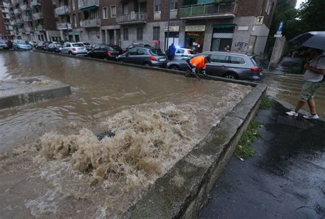 Milano Nuova Esondazione Del Seveso Corriere It