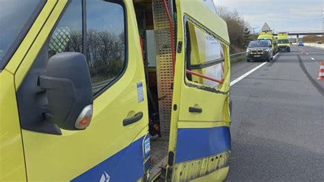 Deux Fourgons Dintervention De Vinci Percutés Sur Lautoroute En Deux