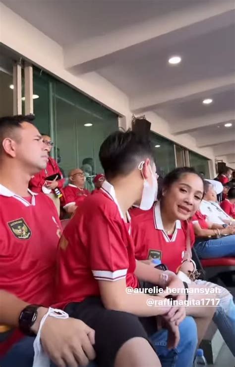 Potret Nagita Slavina Nonton Piala Aff Kayak Abg Kece