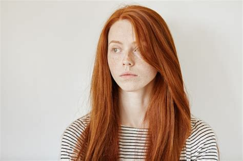 Retrato De Uma Jovem Ruiva Bonita Caucasiana Sardas E Cabelos