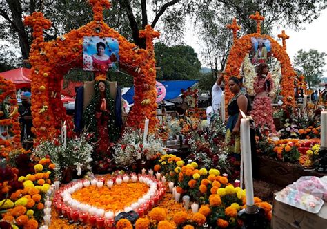 México llena de nuevo los cementerios de colores en el Día de Muertos