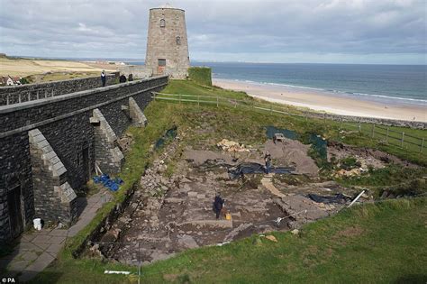 Remains Of A 2000 Year Old Roman Roundhouse Unearthed At Bamburgh