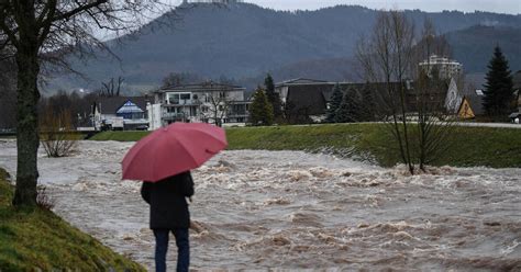 Starke Regenfälle sorgen für Hochwasser und einen Erdrutsch