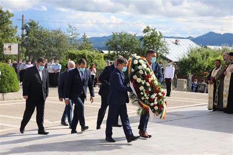 Foto Depuneri De Coroane I Ceremonial Religios La Ani De La