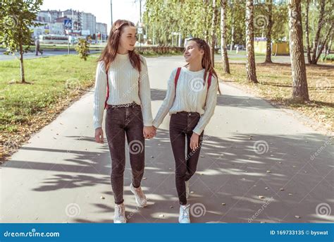 2 Adolescentes D écolières De Filles 1315 Ans D automne D été De Jour