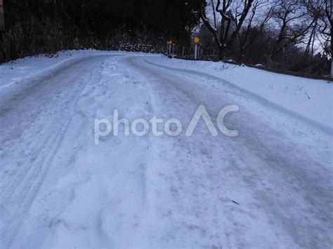 雪の積もった道路 No 25780572｜写真素材なら「写真ac」無料（フリー）ダウンロードok