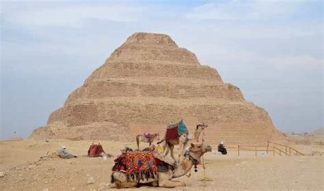 La Pirámide Escalonada De Zoser En Saqqara El Primer Gran Complejo Monumental Del Mundo Fue El