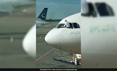 pakistan  pakistan viral video shows pilot cleaning  windscreen