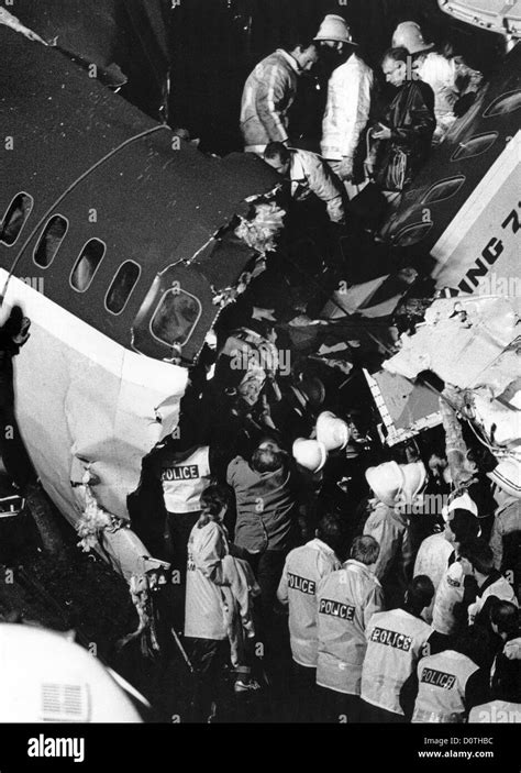 Kegworth Air Disaster 1989 A Man Is Rescued From The Wreckage At Night