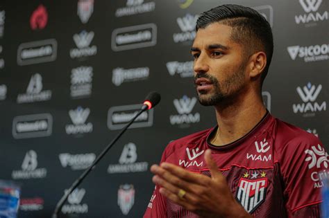 Em Apresenta O No Atl Tico Go Jorginho Explica Sa Da Do Clube Em