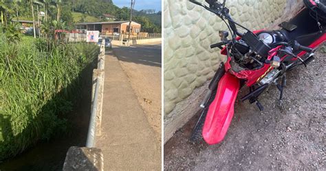 V Deo Motociclista Fica Ferido Ap S Colidir Em Mureta De Ponte Em Ilhota