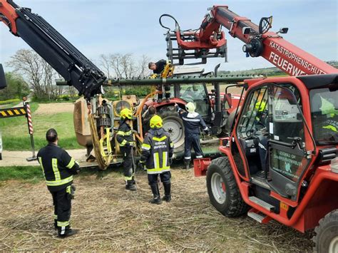 Freiwillige Feuerwehr Barg Traktor In Seebarn Sterreich Vienna At