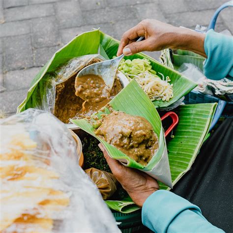 Kuliner Legendaris Pecel Semanggi Khas Surabaya