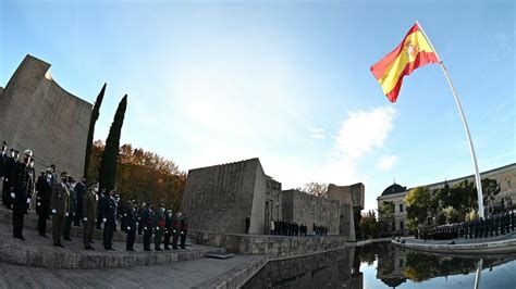 Batet preside el izado de la bandera en la plaza de Colón de Madrid