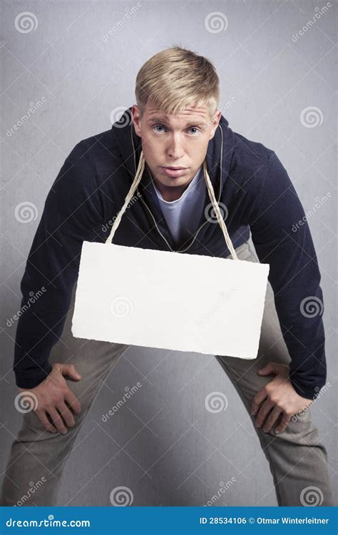 Homem Cansado Que Apresenta O Quadro Indicador Vazio Foto De Stock