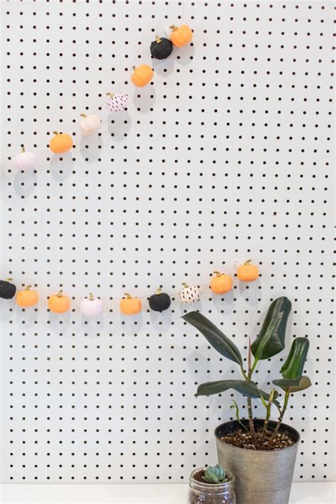 Fall Garland Decoration Idea » DIY from Lovely Indeed