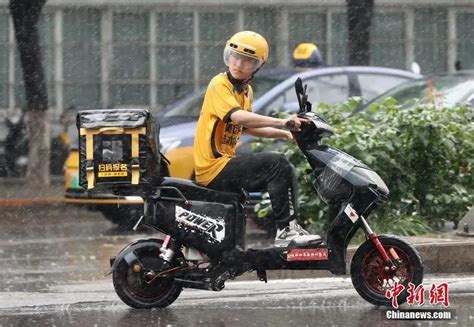 暴雨天该不该点外卖，网友吵翻了