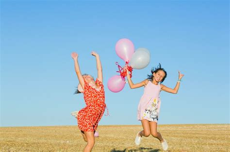 M Dchen Springen Mit Luftballons Kostenlose Foto