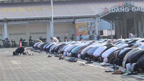 Foto Suasana Salat Idul Fitri Di Kawasan Megamas Manado Sulawesi Utara