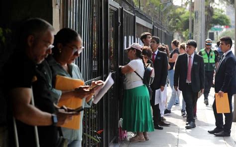 Peruanos piden explicaciones en la Embajada de México en Lima por