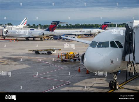 Airport gates planes usa hi-res stock photography and images - Alamy