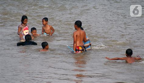 Foto Aktivitas Anak Anak Kala Debit Bendung Katulampa Menyusut Foto