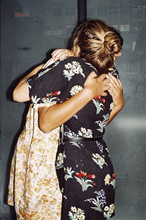 25 Bästa Friends Hugging Idéerna På Pinterest Fotografering Vänner