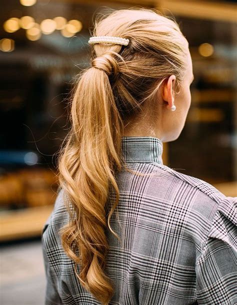 Coiffures Avec Des Barrettes Dans Les Cheveux Elle