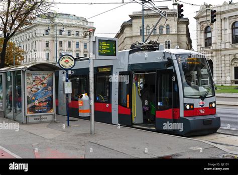 Eine moderne elektrische Straßenbahn in Wien Österreich