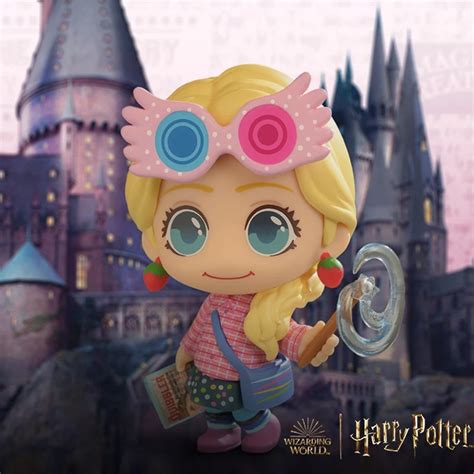 Mini Estátua Luna Lovegood e Varinha Harry Potter Wizarding World 8cm