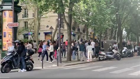 Video Coronavirus En Plein Confinement Des Parisiens Dansent