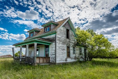 Premium Photo Old Abandoned Prairie Farmhouse With Trees