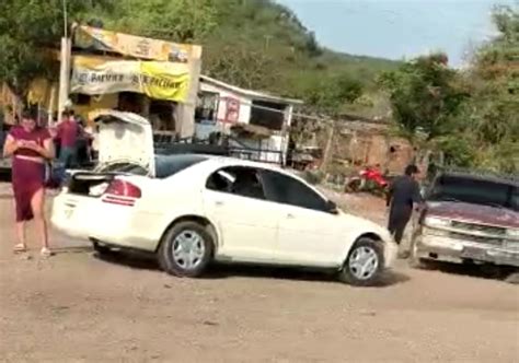 Por presunta invasión de carril tres vehículos chocan por la carretera