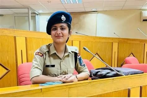 IAS Divya Tanwar Biography: मिलिए उस महिला से जिसने दो बार UPSC क्रैक ...