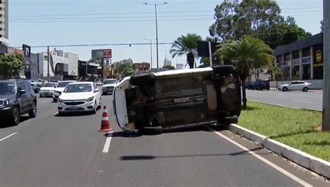 Carro bate em outro e capota após motorista tentar evitar acidente na