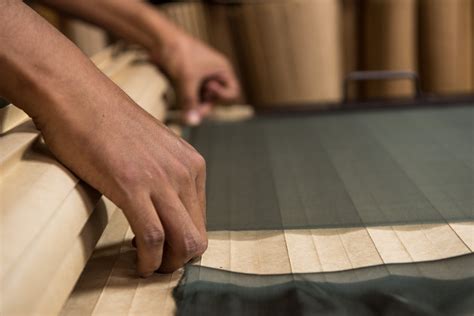 Les Ateliers De Plissage De Tissu Lognon Les Mains De La Mode