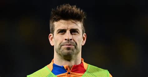 Barcellona Pique Oltre Al Danno Anche La Beffa Shakira Sulla Maglia